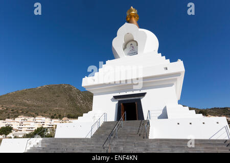 Benalmadena Pueblo, Costa Del Sol, Provinz Malaga, Andalusien, Südspanien.  Die buddhistische Erleuchtung Stupa. Stockfoto