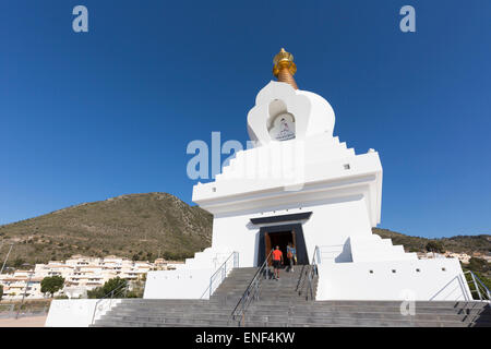 Benalmadena Pueblo, Costa Del Sol, Provinz Malaga, Andalusien, Südspanien.  Die buddhistische Erleuchtung Stupa. Stockfoto