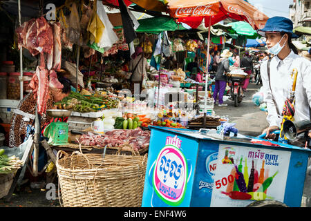 Der zentrale Altmarkt in Phnom Penh, Kambodscha, Asien. Eine Frau verkauft Eis. Stockfoto