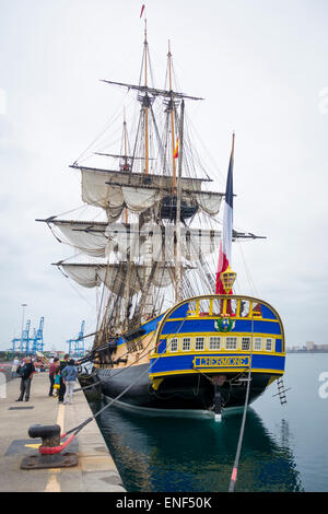 Las Palmas, Gran Canaria, Kanarische Inseln, Spanien. 4. Mai 2015. L' Hermine, die größte und am meisten authentisch gebaute Großsegler in den letzten 150 Jahren Besuche Las Palmas unterwegs bei Yorktown, Virginia, Vereinigte Staaten von Amerika  L' Hermine, die aus in See stechen, Rochefort, Frankreich am 18. April 2015 ist ein Nachbau der Fregatte, die dem Marquis de Lafayette nach Amerika im Jahre 1780 nahm. Im Jahre 1781 half Lafayette, der als Generalmajor in der Kontinentalarmee in Auftrag gegeben wurde, amerikanische und französische Kräfte Niederlage britischen General Lord Cornwallis und seine Truppen während der Belagerung von Yorktown. © ALANDAWSONPHOTOGRAPHY/Alamy Live N Stockfoto