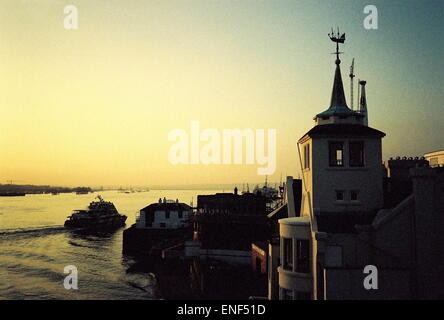 AJAXNETPHOTO - PORTSMOUTH, ENGLAND - KÜNSTLERRESIDENZ - WOHNTURM RECHTS) IM ALTEN PORTSMOUTH MIT BLICK AUF DEN HAFEN UND DER EINGANG WAR EINST DAS WOHNHAUS UND ATELIER DES MARINEMALERS W.L. WYLLIE (1851-1931). FOTO: JONATHAN EASTLAND/AJAX REF: 1542 01 Stockfoto