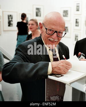 AJAXNETPHOTO. 15. JULI 1995. OXFORD, ENGLAND. -FRANZÖSISCHE HUMANISTISCHE FOTOGRAF - WILLY RONIS UNTERZEICHNUNG EXEMPLARE SEINES BUCHES AN DAS MUSEUM OF MODERN ART, DIE SEIN LEBENSWERK-AUSSTELLUNG PRÄSENTIERT. FOTO: JONATHAN EASTLAND/AJAX REF: 3527 07 5 Stockfoto