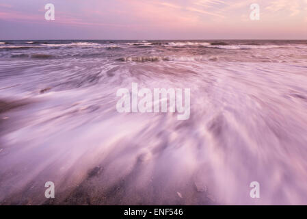 Wogenden Brandung am Strand Stockfoto