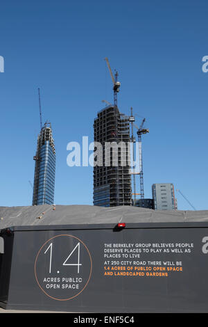 Ein Blick auf die Lexikon und Canaletto Hochhaus Luxus Gehäuse Towers im Bau in der Nähe der neuen 250 City Road-Baustelle in Islington London EC1V England UK KATHY DEWITT Stockfoto