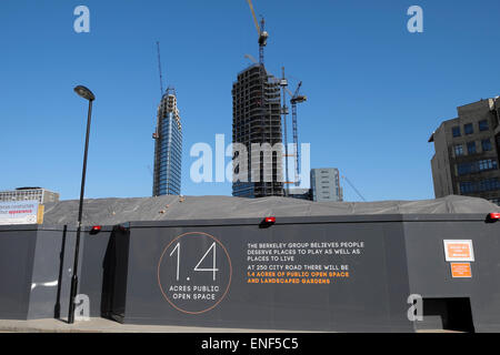 Ein Blick auf die Lexikon und Canaletto Hochhaus Luxus Gehäuse Towers im Bau in der Nähe der neuen 250 City Road-Baustelle in Islington London EC1V England UK KATHY DEWITT Stockfoto