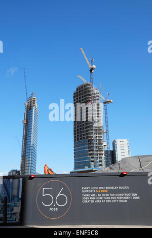 Ein Blick auf die Lexikon und Canaletto Hochhaus Luxus Gehäuse Towers im Bau in der Nähe der neuen 250 City Road-Baustelle in Islington London EC1V England UK KATHY DEWITT Stockfoto