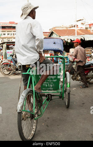 Rikscha-Mann wartet auf Kunden in Phnom Penh, Kambodscha, Asien. Stockfoto