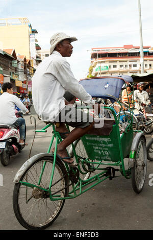 Rikscha-Mann wartet auf Kunden in Phnom Penh, Kambodscha, Asien. Stockfoto