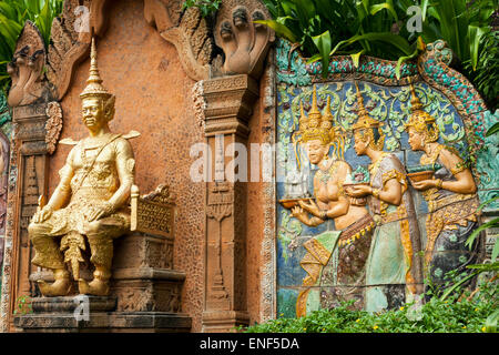 Französisch-siamesischen Vertrag - Memorial Flachrelief und Statue von König Sisowath am Wat Phnom in Phnom Penh, Kambodscha. Stockfoto