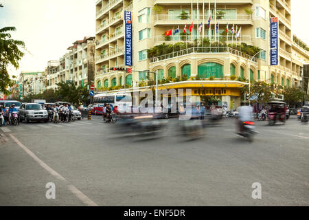 Preah Monivong Boulevard in Phnom Penh, Kambodscha. Dichten Verkehr. Stockfoto