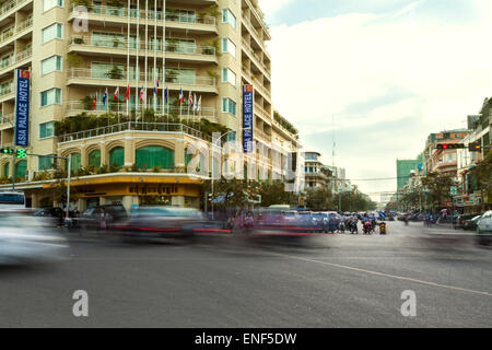 Preah Monivong Boulevard in Phnom Penh, Kambodscha. Dichten Verkehr. Stockfoto