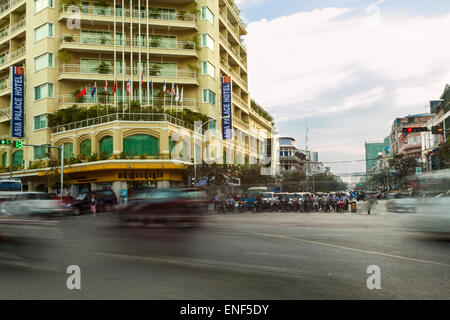 Preah Monivong Boulevard in Phnom Penh, Kambodscha. Dichten Verkehr. Stockfoto