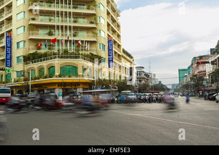 Preah Monivong Boulevard in Phnom Penh, Kambodscha. Dichten Verkehr. Stockfoto