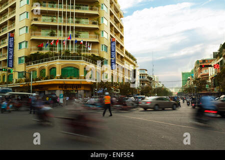 Preah Monivong Boulevard in Phnom Penh, Kambodscha. Dichten Verkehr. Stockfoto