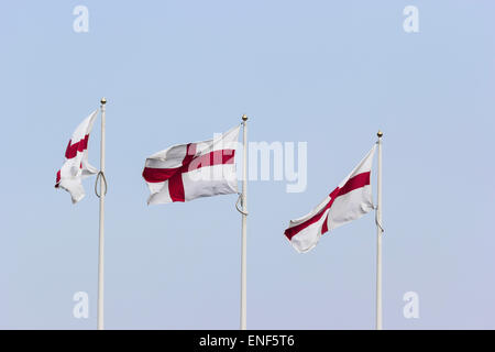 Flaggen der St George fliegen auf St. Georges Day Stockfoto