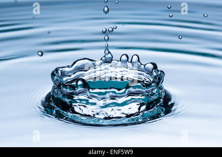 Tropfen Wasser fallen in Wasseroberfläche, Makro-Foto Stockfoto