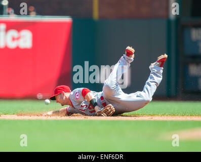 San Francisco CA. 3. Mai 2015. Los Angeles Angels zweiter Basisspieler Johnny Giavotella (12) Tauchgänge für einen Ball während der MLB Baseball-Spiel zwischen den Los Angeles Angels of Anaheim und San Francisco Giants im AT&T Park in San Francisco CA. Die Riesen besiegt die Engel 5: 0. Damon Tarver/Cal Sport Media/Alamy Live-Nachrichten Stockfoto