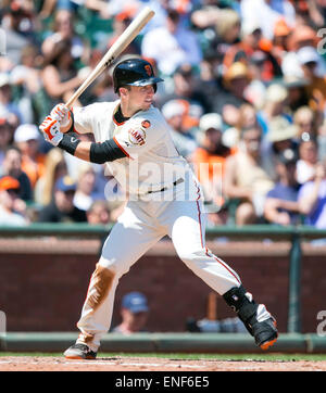 San Francisco CA. 3. Mai 2015. San Francisco Giants Catcher Buster Posey (28) in Aktion während der MLB-Baseball-Spiel zwischen den Los Angeles Angels of Anaheim und die San Francisco Giants im AT&T Park in San Francisco CA. Die Riesen besiegt die Engel 5: 0. Damon Tarver/Cal Sport Media/Alamy Live-Nachrichten Stockfoto