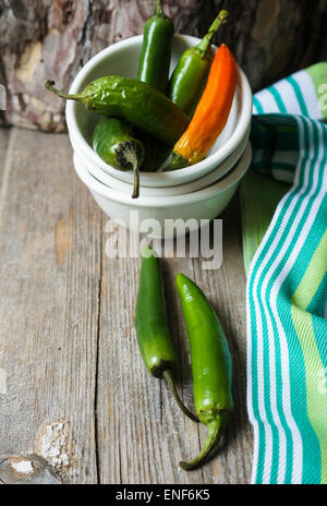 Ein Haufen von grünen Bananen Paprika auf dem alten Holztisch Stockfoto