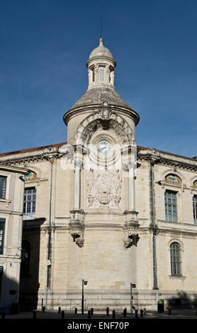 Die Uhr in Nimes Frankreich an der Kreuzung der Rue Jean Reboul und Boulevard Victor Hugo von Arena Nimes Frankreich Stockfoto