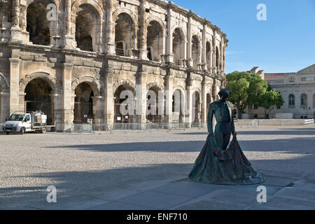 Die Arena von Nimes ist ein römisches Amphitheater befindet sich in der französischen Stadt Nimes.with die Stierkämpfer-statue Stockfoto