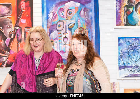 Gwynedd, Vereinigtes Königreich. 3. Mai 2015. Die Vernissage von Bangor Arts Initiative Ausstellung ersten feierlichen Show, beim Bangor Auge Galerie, Deiniol Zentrum Bangor, Gwynedd am 3. Mai 2015;. Kathrine Jones (L), Künstler & sozialistischen Arbeiterpartei Kandidat für Arfon Bangor Kunst Initiative Veranstalter Maggie Wales (R) Credit: Michael Gibson/Alamy Live News Stockfoto