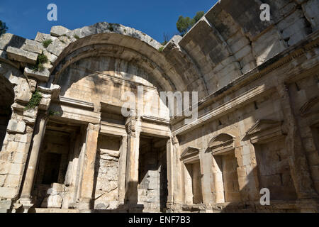 Der Diana-Tempel (Tempel de Diane) ist eine römische Stätte in Nimes Stockfoto