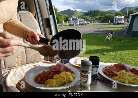 Eine Mahlzeit in einem Reisemobil, Camping und Caravaning Club Site, Keswick, Seenplatte, Cumbria Stockfoto