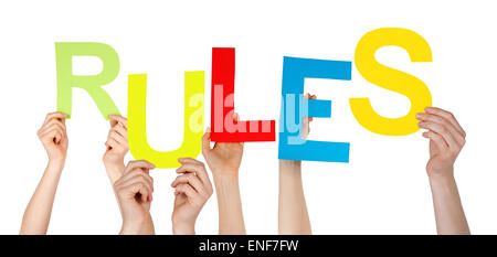 Viele Menschen Hände halten bunte Wort Regeln Stockfoto