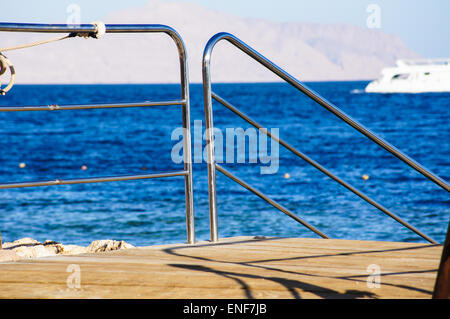 Seil und Pier Detail am Roten Meer auf der ägyptischen Seite Stockfoto