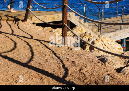 Seil und Pier Detail am Roten Meer auf der ägyptischen Seite Stockfoto