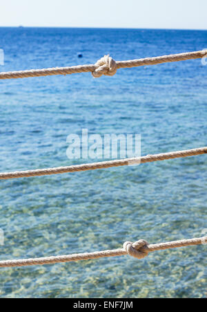 Seil und Pier Detail am Roten Meer auf der ägyptischen Seite Stockfoto