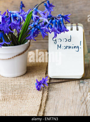 Blaue Hyazinthen in der Vase auf dem Holztisch auf Sackleinen Serviette Stockfoto