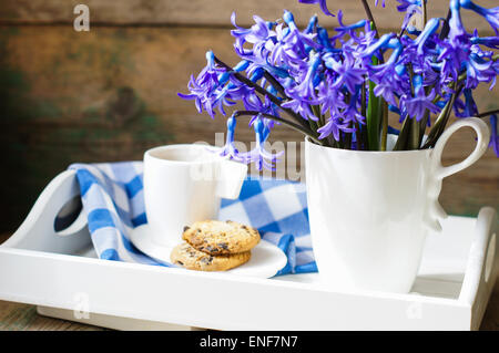 Tasse frischem Kräutertee mit Minze auf Holztisch Stockfoto