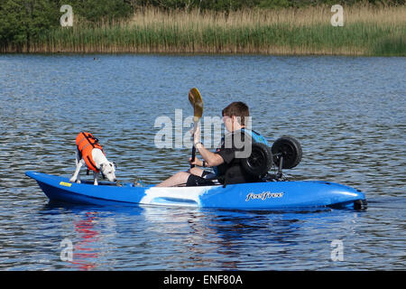 Am Derwent Water, Lake District - kleiner Hund auf Kayak Kajak Stockfoto