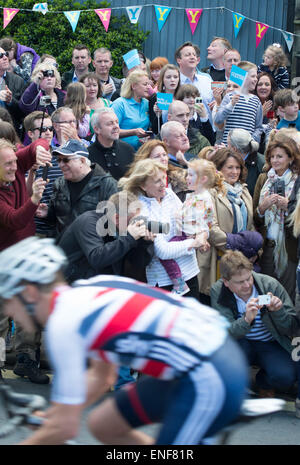 Tour de Uhren Yorkshire Tag3 in Addingham und Premierminister David Cameron das Rennen durch das Dorf Bild Dean Atk übergeben Stockfoto