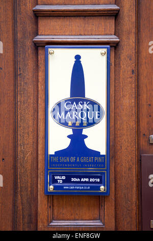 Cask Marque Schema Award Plaque an einer Pub-Wand Stockfoto