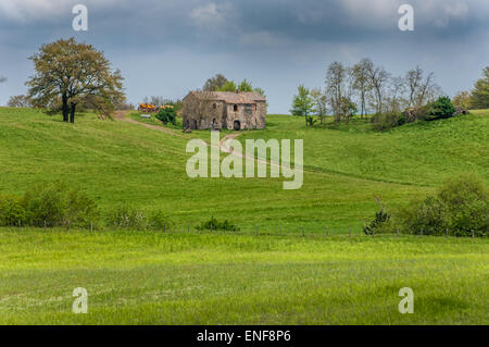 Haus aus Stein inmitten von üppigen Wiesen in Bolsena, Italien Stockfoto