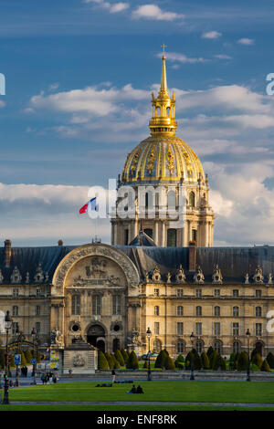 Abend über dem Hotel les Invalides und der goldenen Kuppel von Eglise Saint Louis des Invalides, Paris, Frankreich Stockfoto