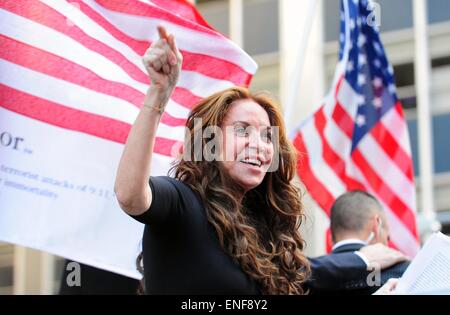 4. Mai 2015 - ist Pamela Geller der Präsident der amerikanischen Freiheit Defense Initiative, die am Sonntag Veranstaltung in Garland, Texas wo zwei Männer das Feuer außerhalb eines Wettbewerbs für Karikaturen des Propheten Mohammed eröffnet. Geller fordert es einen Angriff auf die freie Meinungsäußerung. Bild: Sept. 11, spricht 2010 - New York, New York, US - Blogger PAMELA GELLER, wie Tausende eine Rallye und Protest gegen den Bau des muslimischen Kulturzentrums ein paar Blocks vom World Trade Center am 9. Jahrestag der Anschläge vom 11. September besuchen. Bryan Smith/ZUMAPRESS.com/Alamy © Live-Nachrichten Stockfoto