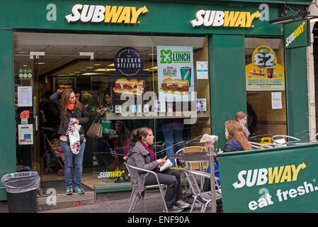 Exterieur des U-Bahn-Fast Food-Kette auf der Royal Mile in Edinburgh. Stockfoto