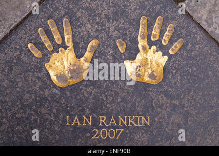 Die Handabdrücke von Ian Rankin reproduziert auf eine Untiefe im City Chambers Viereck.  Edinburgh-Preisträger 2007. Stockfoto