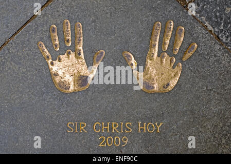 Die Handabdrücke von Sir Chris Hoy, reproduziert auf eine Untiefe im City Chambers Viereck.  Edinburgh-Preisträger 2009. Stockfoto