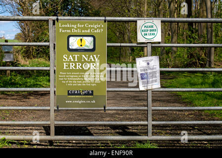 Melden Sie sich auf ein Tor, auf dem Lande in der Nähe von Edinburgh Hervorhebung eines Navi-Fehlers. Stockfoto