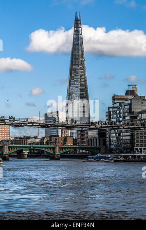 Millennium Bridge, mit dem Shard im Hintergrund, an der Themse, London Stockfoto