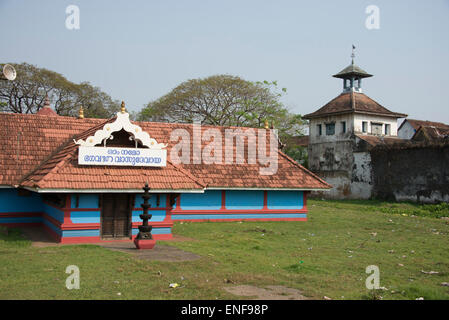 Ein Hindu-Tempel gegenüber einer jüdischen Paradesi-Synagoge in Fort Cochin, Kochi, Kerala, Indien. Stockfoto