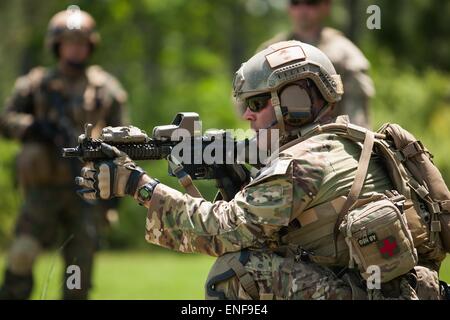 US Special Forces Soldaten der Army National Guard Operationstechniken, Chile Sonderbetrieb Kommandos im Lager Shelby Joint Forces Training Center zeigen 23. April 2015 in Hattiesburg, Mississippi. Stockfoto