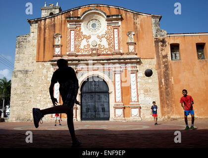 Santa Domingo, Dominikanische Republik. 4. Mai 2015. 04.05.2015. Eine Gruppe von jungen spielen Fußball im Hof des Convento de Los Dominicos in Altstadt Santa Domingo, Dominikanische Republik. Das Gebiet gehört zum Weltkulturerbe der UNESCO und ist das älteste Kloster in der neuen Welt stammt aus dem Jahre 1502. © Ralph Lauer/ZUMA Draht/Alamy Live-Nachrichten Stockfoto