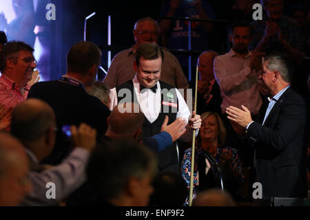 Sheffield, UK. 4. Mai 2015. Sheffield, UK. 4. Mai 2015. Die letzte Sitzung des das WM-Finale mit Shaun Murphy zu Fuß in den Tiegel © Aktion Plus Sport/Alamy Live News Credit: Action Plus Sport Bilder/Alamy Live News Stockfoto