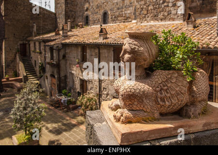 Wasserspeier aus Stein mit Blick auf den Lago di Bolsena, Italien. Stockfoto